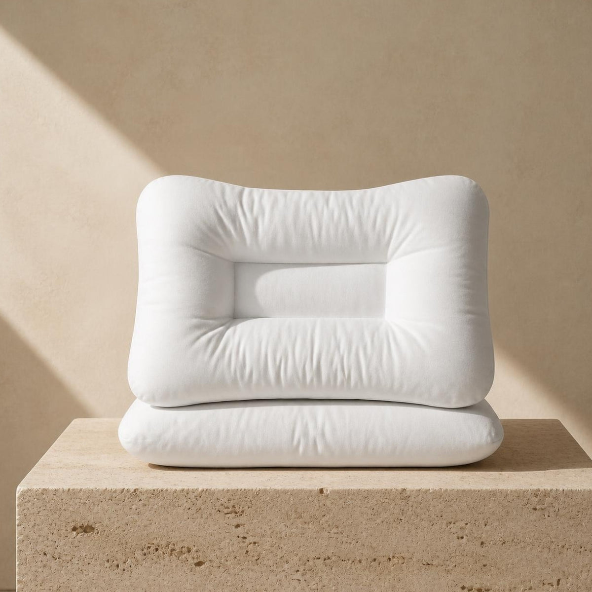 Ergonomisches Nackenkissen 50x70 cm in Weiß auf Travertin